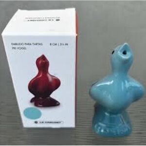 NEW in Box Le Creuset Blue Stoneware Pie Bird Caribbean baking essential